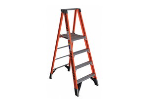 PLATFORM STEPLADDER 4 FT. FGL 375 LB. by Werner