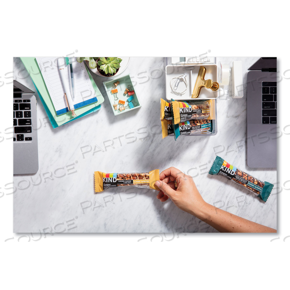 NUTS AND SPICES BAR, MADAGASCAR VANILLA ALMOND, 1.4 OZ by Kind